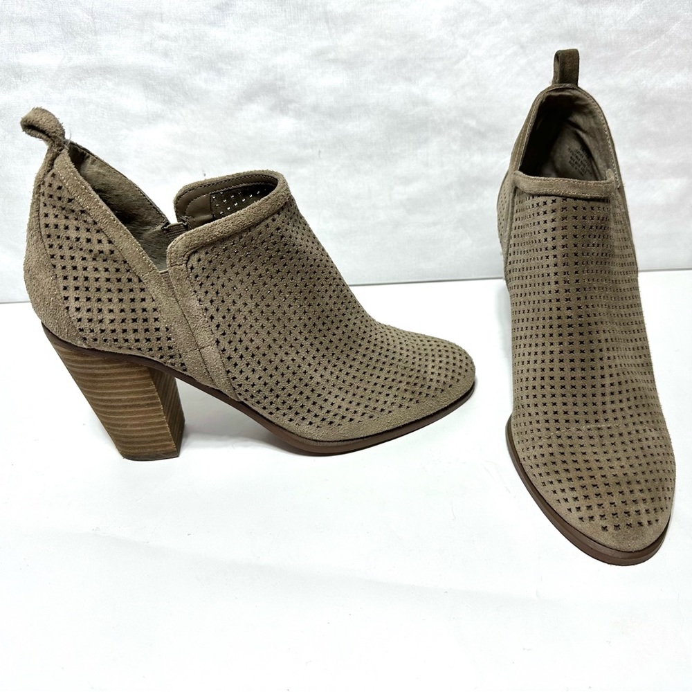 Vince Camuto VP Fyarino Dark Taupe Perforated Suede Bootie Heeled Size9M